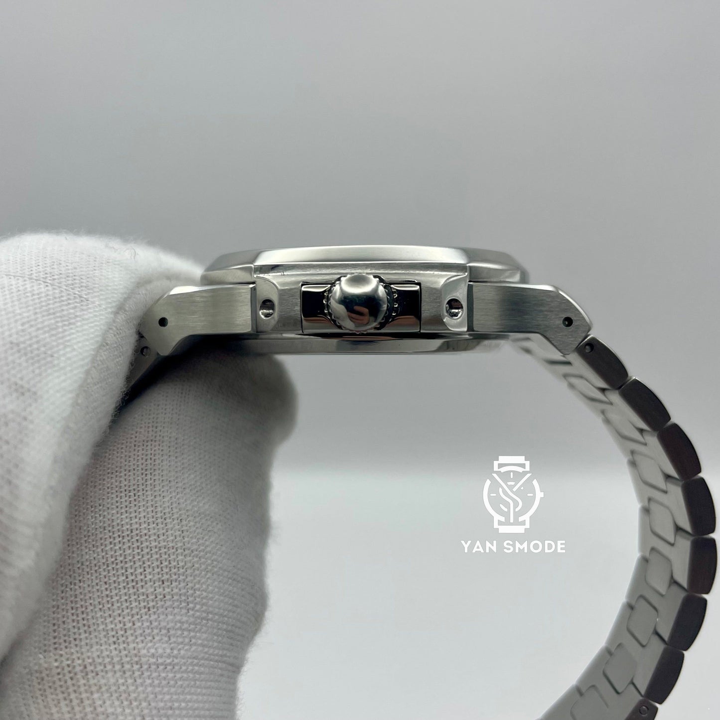 Nautilus White