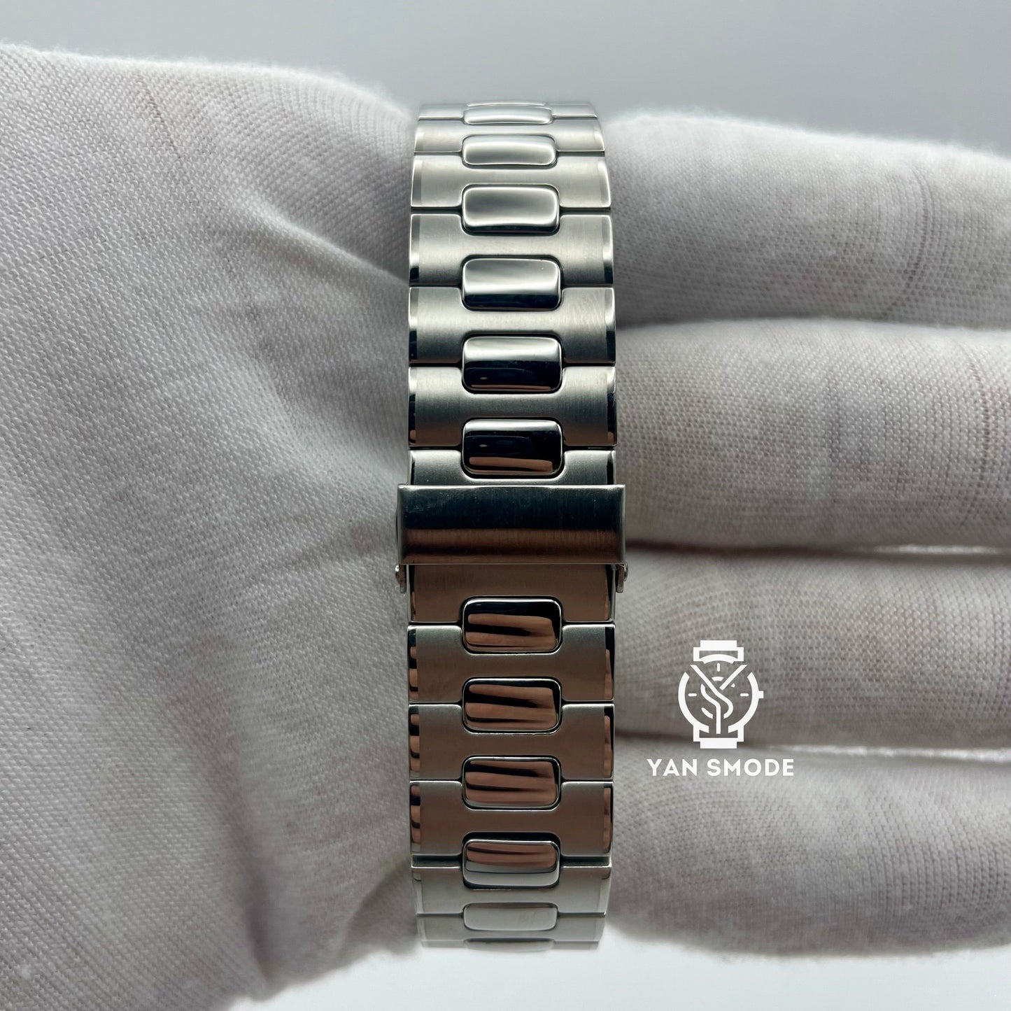 Nautilus White